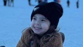 Sarah Burlando impuso el mini look más chic para enfrentar la lluvia con un trench fashion