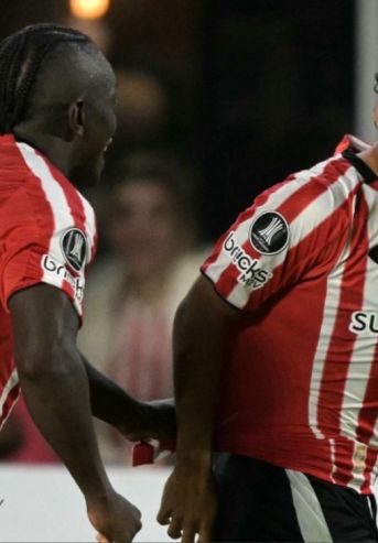 Tiago Farías celebra su gol en Estudiantes de La Plata