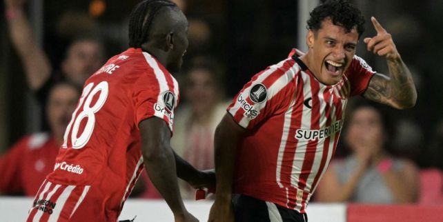 Tiago Farías celebra su gol en Estudiantes de La Plata
