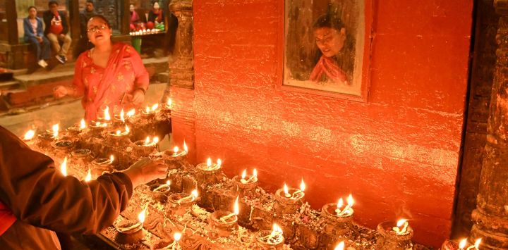 Devotos hindúes encienden lámparas de aceite en el templo Bal-Kumari para conmemorar el festival 'Bisket Jatra', celebrado en Thimi, en el marco de la celebración del Año Nuevo nepalí.
