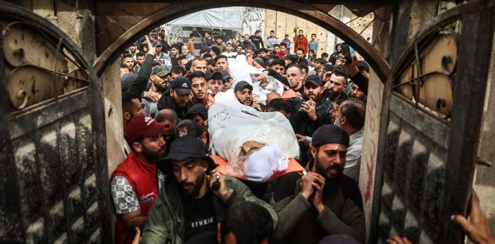 Dolientes portan los cuerpos de palestinos presuntamente muertos en un ataque israelí contra el campamento de refugiados de Al-Shati durante su funeral en la ciudad de Gaza. La agencia de defensa civil informó que varias personas murieron en un ataque cerca de una intersección en el campamento de refugiados de Al-Shati, en la ciudad de Gaza. El hospital Al-Shifa confirmó haber recibido cinco cuerpos de un bombardeo israelí en Al-Shati. La violencia continúa a pesar del alto el fuego en la guerra de Gaza que entró en vigor el 10 de octubre, y tanto Israel como Hamás se acusan mutuamente de violaciones.