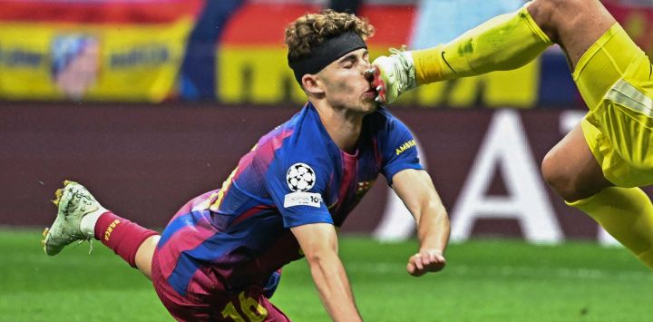 El centrocampista español del Barcelona, Fermín López, choca con el arquero argentino del Atlético de Madrid, Juan Musso, durante el partido de vuelta de los cuartos de final de la Liga de Campeones de la UEFA entre el Club Atlético de Madrid y el FC Barcelona en el Estadio Metropolitano de Madrid.