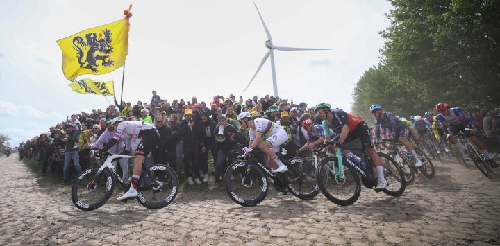 El ciclista esloveno Tadej Pogacar, del equipo UAE Team Emirates XRG, roda con el pelotón en un tramo adoquinado durante la 123.ª edición de la clásica de un día París-Roubaix, de 258,3 km, entre Compiègne y Roubaix, en el norte de Francia.