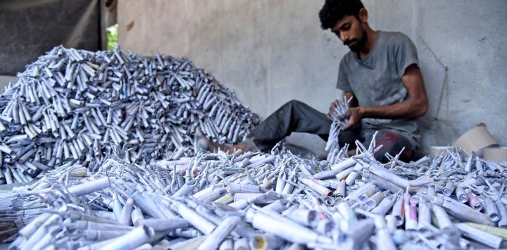 Imagen de un trabajador elaborando petardos en una fábrica de fuegos artificiales, en Kimbulapitiya, Sri Lanka. Abril es una de las temporadas altas para los fuegos artificiales en Sri Lanka debido a la temporada festiva del Año Nuevo Cingalés y Tamil.