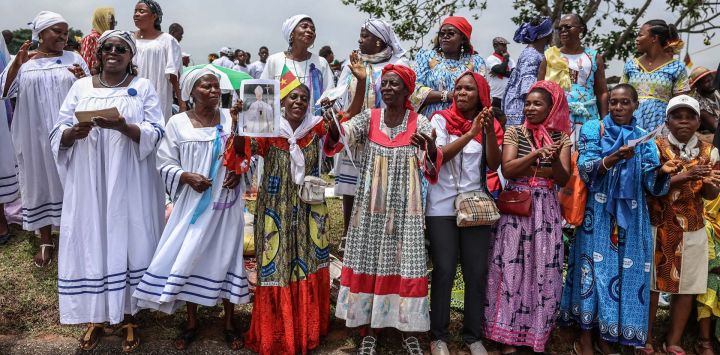 Los fieles cantan mientras esperan la llegada del Papa León XIV al Aeropuerto Internacional de Yaundé Nsimalen, en Yaundé, en el tercer día de un viaje apostólico de 11 días a África.