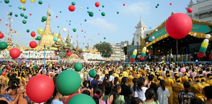 Personas participantes en las celebraciones del festival del agua de Thingyan, en Yangón, Myanmar. El festival, que marca el inicio del Año Nuevo de Myanmar, suele celebrarse a mediados de abril y dura de cuatro a cinco días.