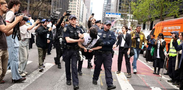 Un manifestante es arrestado por la policía durante una protesta y sentada en la Tercera Avenida de la ciudad de Nueva York. La gente se reunió frente a la oficina del líder de la minoría del Senado estadounidense, Chuck Schumer, para protestar contra la guerra en Irán, el Servicio de Inmigración y Control de Aduanas (ICE) y en apoyo a los palestinos.