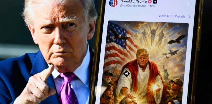 Una imagen del presidente estadounidense Donald Trump en una pantalla y una imagen generada por IA que publicó en su plataforma Truth Social, donde se representa a sí mismo como Jesucristo tras criticar al papa León XIV. Posteriormente, Trump publicó una imagen generada por IA que aparentemente lo representa como Jesucristo. En la imagen, el presidente aparece vestido con túnicas rojas y blancas curando a un hombre con su mano sanadora. La bandera estadounidense se muestra sobre su hombro. Trump y la Casa Blanca ya habían compartido imágenes generadas por IA, incluyendo una en la que el presidente aparecía vestido como el papa.