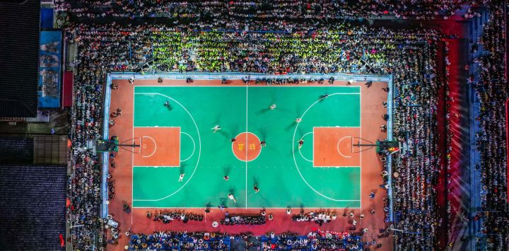 Vista aérea tomada con un dron de la cancha de basquet durante el partido final entre la ciudad de Kaili y el distrito de Yanhe en la Competencia de Basquet Rural de China 2026, en la aldea de Taipan, en el distrito de Taijiang, en la provincia de Guizhou, en el suroeste de China.