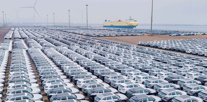 Vista aérea tomada con un dron de vehículos para ser exportados en un muelle ro-ro del puerto de Tianjin, en Tianjin, en el norte de China. La producción y las ventas de automóviles en China aumentaron de forma sólida en marzo respecto al mes anterior, según los datos de la industria. La producción de automóviles alcanzó un total de 2,92 millones de unidades en marzo y las ventas fueron de 2,9 millones de unidades, lo que representa aumentos intermensuales de 74,4 por ciento y un 60,6 por ciento, respectivamente, según la Asociación de Fabricantes de Automóviles de China. La producción y las ventas de vehículos de nueva energía fueron de 1,23 millones de unidades y 1,25 millones de unidades, respectivamente.