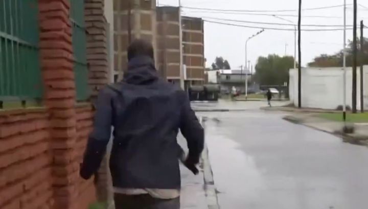 Un cronista de A24 persiguió en vivo al ladrón que le robó sus pertenencias: el video