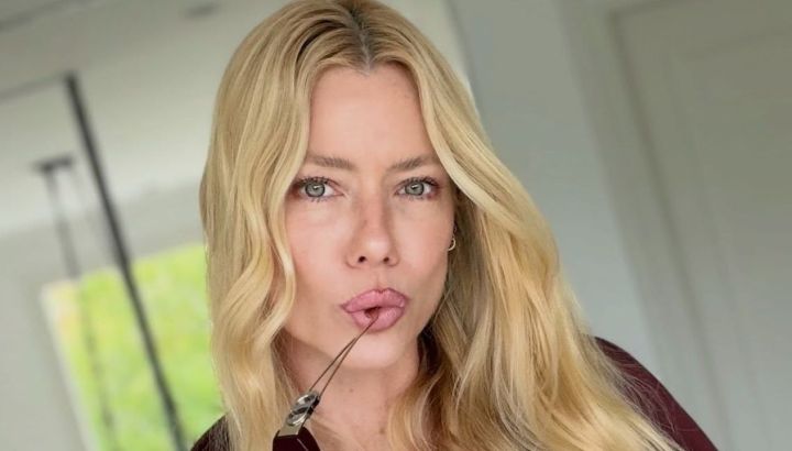 Nicole Neumann impone el look "anti otoño" con mini short y botas animal print