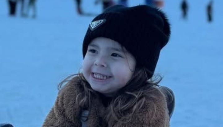 Sarah Burlando impuso el mini look más chic para enfrentar la lluvia con un trench fashion