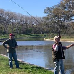 El objetivo no es solo enseñar a pescar, sino también transmitir la mística del fly fishing, incorporando conceptos clave como la conservación del ambiente, el respeto por las especies y la correcta interpretación de los ecosistemas acuáticos.