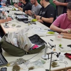 El objetivo no es solo enseñar a pescar, sino también transmitir la mística del fly fishing, incorporando conceptos clave como la conservación del ambiente, el respeto por las especies y la correcta interpretación de los ecosistemas acuáticos.