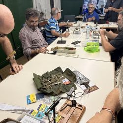 El objetivo no es solo enseñar a pescar, sino también transmitir la mística del fly fishing, incorporando conceptos clave como la conservación del ambiente, el respeto por las especies y la correcta interpretación de los ecosistemas acuáticos.