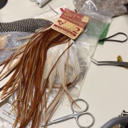 El objetivo no es solo enseñar a pescar, sino también transmitir la mística del fly fishing, incorporando conceptos clave como la conservación del ambiente, el respeto por las especies y la correcta interpretación de los ecosistemas acuáticos.