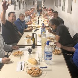 El objetivo no es solo enseñar a pescar, sino también transmitir la mística del fly fishing, incorporando conceptos clave como la conservación del ambiente, el respeto por las especies y la correcta interpretación de los ecosistemas acuáticos.