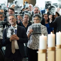 Asistentes muestran fotografías de personas asesinadas durante el Holocausto en la ceremonia de conmemoración nacional de los Días del Recuerdo del Museo Conmemorativo del Holocausto de Estados Unidos, celebrada en el Capitolio de Estados Unidos en Washington, D.C.. Los Días del Recuerdo, que se celebran anualmente desde 1979, conmemoran a los seis millones de hombres, mujeres y niños judíos asesinados sistemáticamente durante el Holocausto y a los sobrevivientes, así como a los millones de otras víctimas de la persecución nazi. El evento rinde homenaje a las tropas estadounidenses que lucharon para derrotar al nazismo y reconoce a las divisiones del Ejército de Estados Unidos que liberaron los campos de concentración. | Foto:SAUL LOEB / AFP