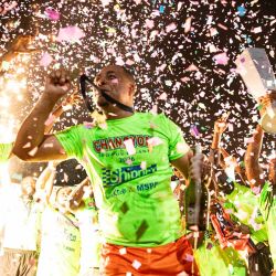 Futbolistas celebran tras ganar la copa del campeonato en Pétion-ville, Puerto Príncipe, Haití. La selección nacional haitiana se clasificó para la Copa Mundial de la FIFA 2026, por segunda vez en su historia. El fútbol es el deporte más popular en Haití. | Foto:Clarens Siffroy / AFP