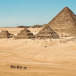 Imagen de turistas paseando en camello en el punto escénico de las Pirámides de Giza, en Giza, Egipto. Las Pirámides de Giza, ubicadas en el suroeste de El Cairo, capital de Egipto, son uno de los sitios más representativos de la antigua civilización egipcia. El complejo incluye las tres pirámides conocidas como las Grandes Pirámides, la imponente escultura conocida como la Gran Esfinge, y varios cementerios antiguos y pirámides más pequeñas. | Foto:Xinhua/Xin Mengchen