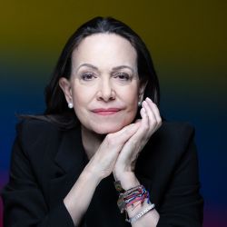 La líder de la oposición venezolana y ganadora del Premio Nobel de la Paz 2025, María Corina Machado, posa durante una sesión fotográfica en París, Francia. | Foto:JOEL SAGET / AFP