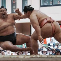 Los luchadores de sumo de alto rango, Shodai (izquierda) y Ura (derecha), participan en el "honozumo" anual, una exhibición ceremonial de sumo de un día de duración para espectadores, celebrada en el santuario Yasukuni de Tokio. | Foto:Kazuhiro Nogi / AFP