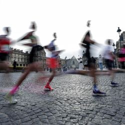 Esta fotografía, tomada con una velocidad de obturación lenta, muestra a los participantes corriendo frente al Museo del Louvre, con la Pirámide del Louvre, diseñada por el arquitecto chino-estadounidense Ieoh Ming Pei, al fondo, durante el Maratón de París. | Foto:STEPHANE DE SAKUTIN / AFP