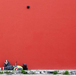 Un trabajador de saneamiento descansa a la sombra de un edificio cerca de un campamento no oficial para desplazados en la zona portuaria de Beirut. Israel declaró estar abierto a la paz con el Líbano antes de las primeras conversaciones directas entre ambos países en décadas, pero afirmó que Hezbolá seguía siendo el "problema" que impedía un acuerdo para poner fin a los combates. | Foto:Joseph Eid / AFP