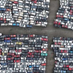 Vista aérea de una gran cantidad de coches desguazados apilados en una zona abierta en las afueras de Hangzhou, en la provincia oriental china de Zhejiang. | Foto:CN-STR / AFP