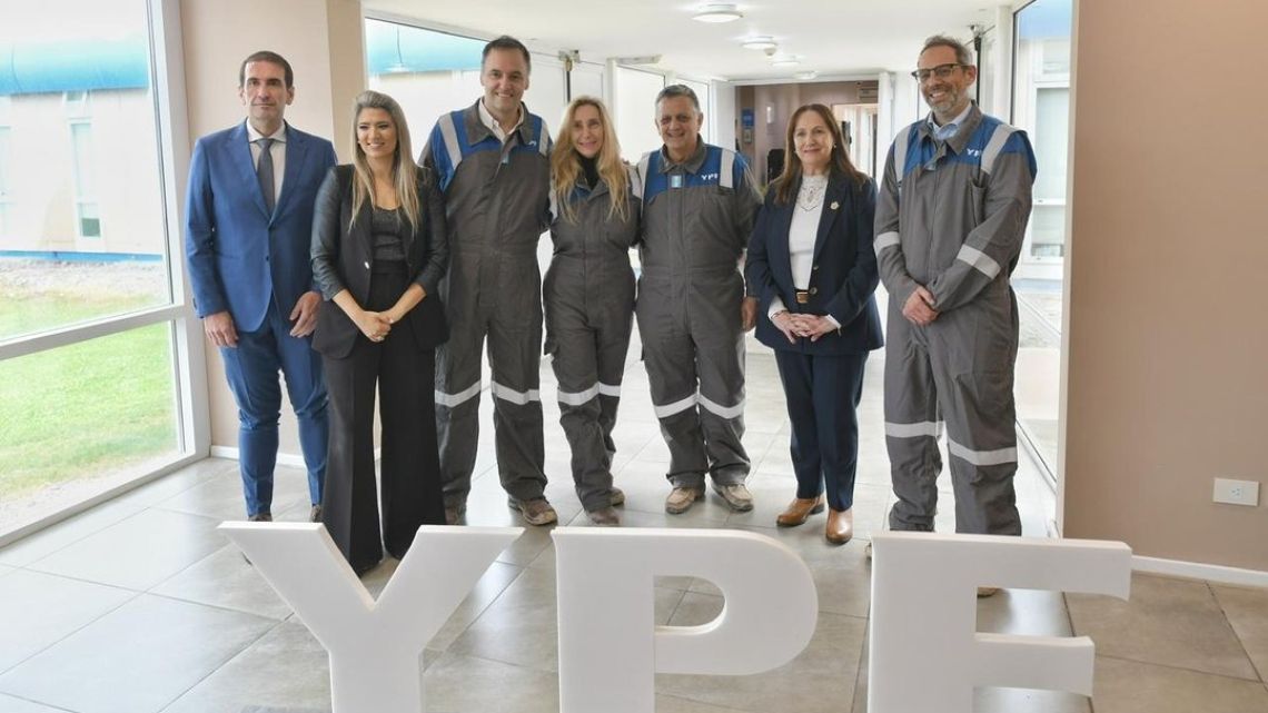 Karina lleva a Adorni al sur en muestra de apoyo mientras aumenta el escrutinio