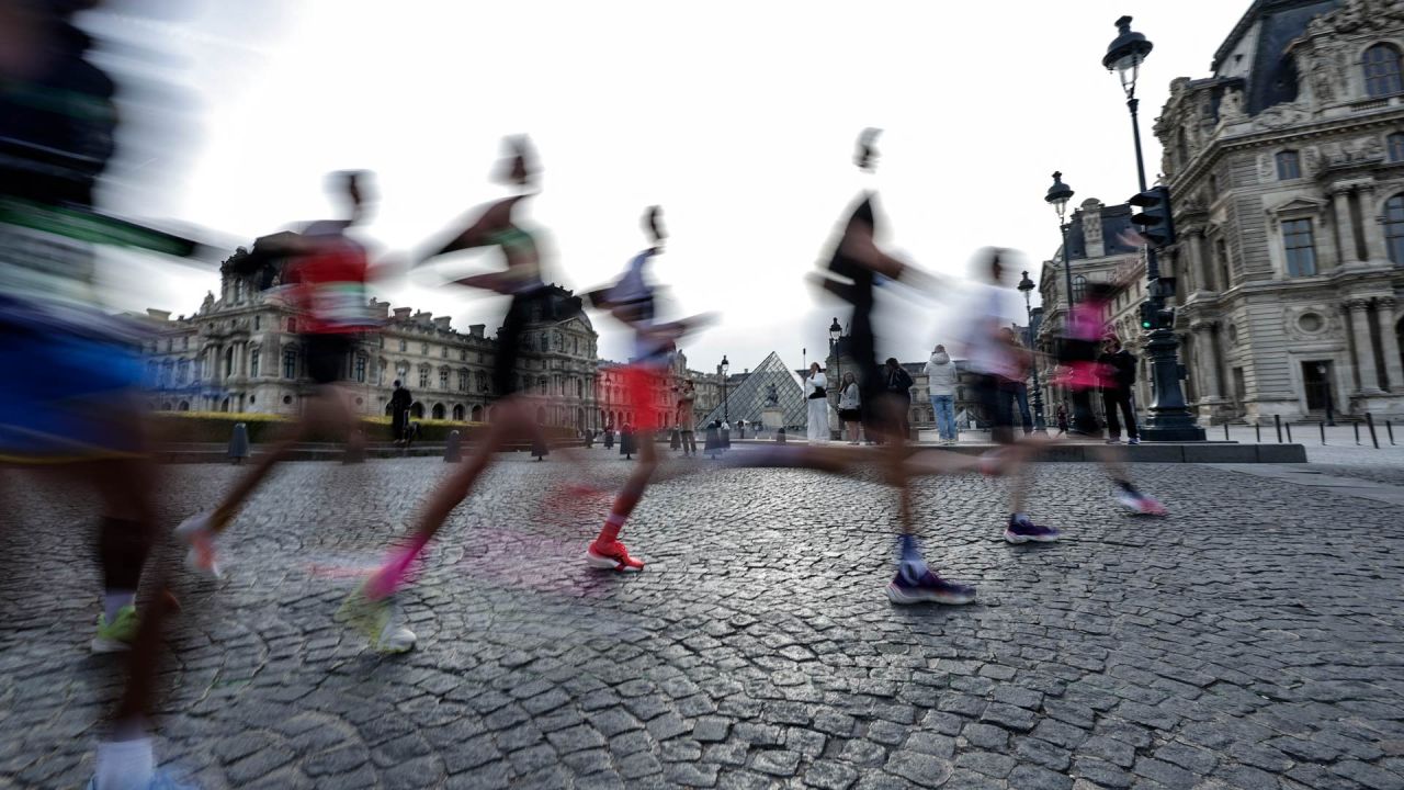 Esta fotografía, tomada con una velocidad de obturación lenta, muestra a los participantes corriendo frente al Museo del Louvre, con la Pirámide del Louvre, diseñada por el arquitecto chino-estadounidense Ieoh Ming Pei, al fondo, durante el Maratón de París. | Foto:STEPHANE DE SAKUTIN / AFP