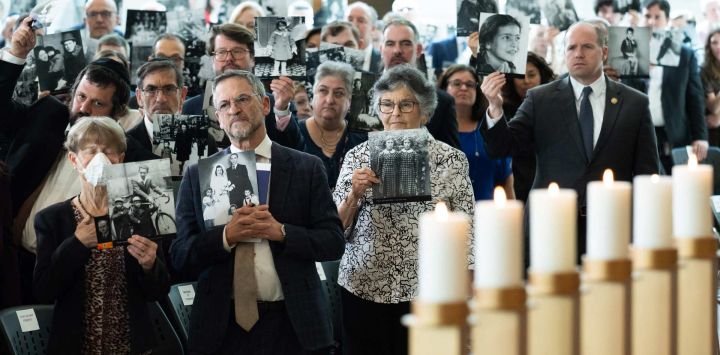 Asistentes muestran fotografías de personas asesinadas durante el Holocausto en la ceremonia de conmemoración nacional de los Días del Recuerdo del Museo Conmemorativo del Holocausto de Estados Unidos, celebrada en el Capitolio de Estados Unidos en Washington, D.C.. Los Días del Recuerdo, que se celebran anualmente desde 1979, conmemoran a los seis millones de hombres, mujeres y niños judíos asesinados sistemáticamente durante el Holocausto y a los sobrevivientes, así como a los millones de otras víctimas de la persecución nazi. El evento rinde homenaje a las tropas estadounidenses que lucharon para derrotar al nazismo y reconoce a las divisiones del Ejército de Estados Unidos que liberaron los campos de concentración.