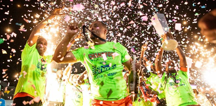 Futbolistas celebran tras ganar la copa del campeonato en Pétion-ville, Puerto Príncipe, Haití. La selección nacional haitiana se clasificó para la Copa Mundial de la FIFA 2026, por segunda vez en su historia. El fútbol es el deporte más popular en Haití.