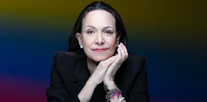 La líder de la oposición venezolana y ganadora del Premio Nobel de la Paz 2025, María Corina Machado, posa durante una sesión fotográfica en París, Francia.