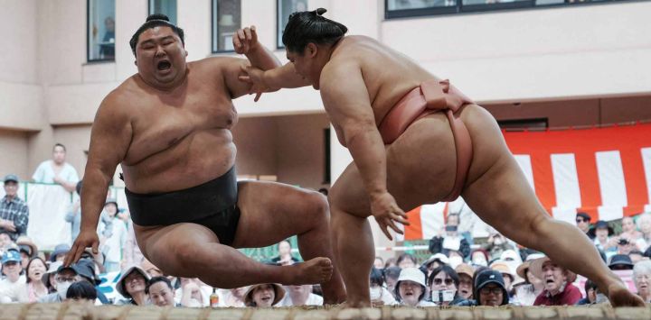 Los luchadores de sumo de alto rango, Shodai (izquierda) y Ura (derecha), participan en el "honozumo" anual, una exhibición ceremonial de sumo de un día de duración para espectadores, celebrada en el santuario Yasukuni de Tokio.