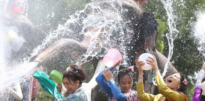 Personas y elefantes salpican agua en celebración del próximo festival Songkran, en Ayutthaya, Tailandia. Songkran también se celebra en Laos, Camboya y Myanmar. Conocida como el año nuevo budista, la festividad se celebraba tradicionalmente visitando a los miembros de la familia y vertiendo agua perfumada sobre las estatuas de Buda. Arrojar agua simboliza lavar la mala suerte del año anterior.