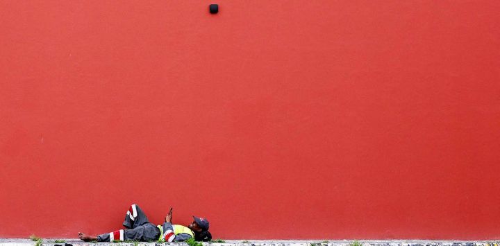 Un trabajador de saneamiento descansa a la sombra de un edificio cerca de un campamento no oficial para desplazados en la zona portuaria de Beirut. Israel declaró estar abierto a la paz con el Líbano antes de las primeras conversaciones directas entre ambos países en décadas, pero afirmó que Hezbolá seguía siendo el "problema" que impedía un acuerdo para poner fin a los combates.
