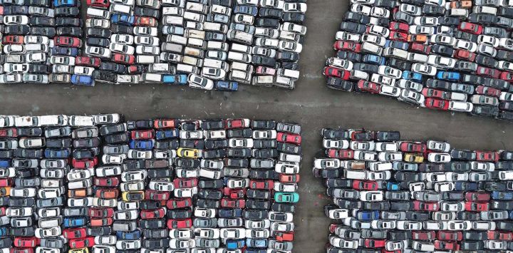 Vista aérea de una gran cantidad de coches desguazados apilados en una zona abierta en las afueras de Hangzhou, en la provincia oriental china de Zhejiang.