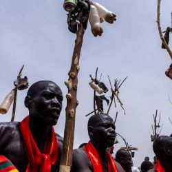Bailarines cameruneses desfilan durante el Festival Tokna Massana en Bongor. | Foto:Joris Bolomey / AFP