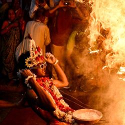 Devotos hindúes encienden polvo sagrado inflamable mientras realizan rituales para celebrar el Festival Gajan en Calcuta, India. | Foto:DIBYANGSHU SARKAR / AFP
