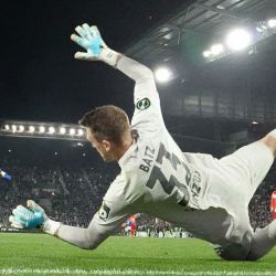 El arquero alemán del Mainz, Daniel Batz, se lanza para detener un penal del delantero holandés del Estrasburgo, Emanuel Emegha, durante el partido de vuelta de los cuartos de final de la UEFA Europa Conference League entre el RC Strasbourg Alsace y el Mainz 05 en el Stade de La Meinau en Estrasburgo, al este de Francia. | Foto:SEBASTIEN BOZON / AFP