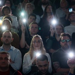Simpatizantes alumbran con sus teléfonos móviles durante el último acto preelectoral de la coalición política "Bulgaria Progresista" del expresidente búlgaro Rumen Radev en Sofía. | Foto:NIKOLAY DOYCHINOV / AFP