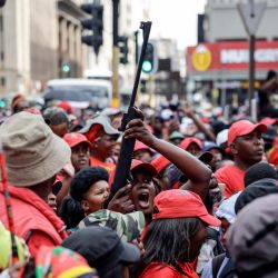 Un simpatizante del líder de los Luchadores por la Libertad Económica (EFF), Julius Malema, sostiene una réplica de arma de fuego mientras se reúne con otros en Johannesburgo, en reacción al fallo de un tribunal sudafricano en KuGompo, antes conocido como East London, que lo condenó a cinco años de prisión por disparar un rifle de asalto en una manifestación ocho años atrás. | Foto:Phill Magakoe / AFP