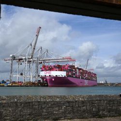 Varias personas observan el buque de carga One Inspiration, registrado bajo la bandera de Liberia, mientras se carga en la terminal de contenedores de Southampton Docks, en Southampton, en la costa sur de Inglaterra. | Foto:Ben Stansall / AFP