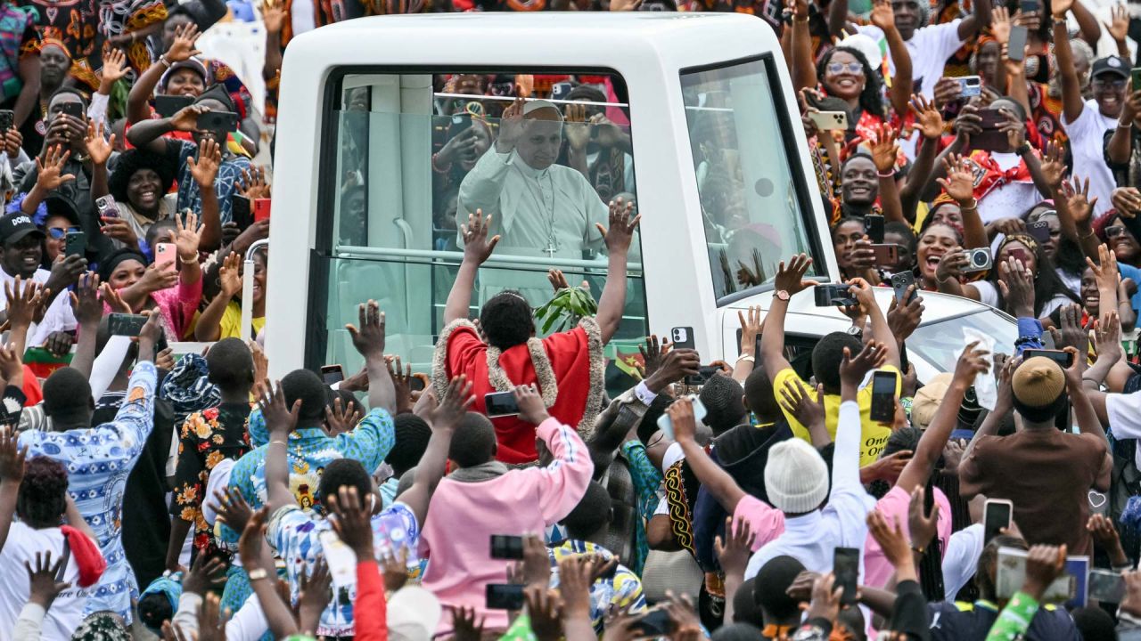 El papa León XIV saluda desde el papamóvil a la multitud congregada a su llegada para oficiar la Santa Misa en el aeropuerto de Bamenda, en Bamenda, en el cuarto día de su viaje apostólico de 11 días a África. | Foto:ALBERTO PIZZOLI / AFP