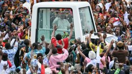 El papa León XIV saluda desde el papamóvil a la multitud congregada a su llegada para oficiar la Santa Misa en el aeropuerto de Bamenda, en Bamenda, en el cuarto día de su viaje apostólico de 11 días a África.