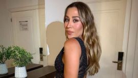 Jimena Barón deslumbró con un vestido de encaje transparente y botas altas negras