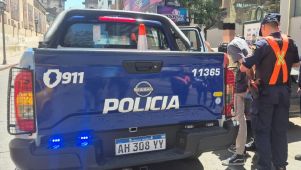 Policia deteniendo a un menor