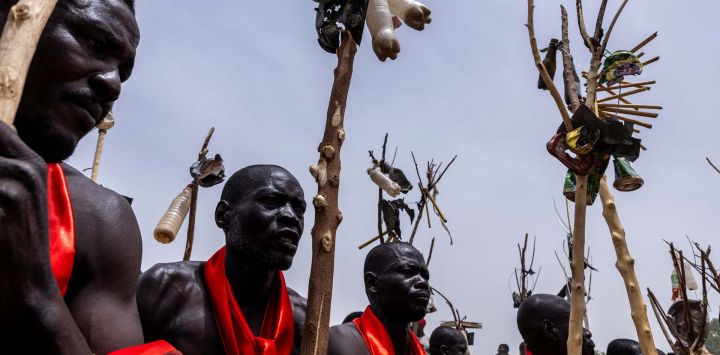 Bailarines cameruneses desfilan durante el Festival Tokna Massana en Bongor.